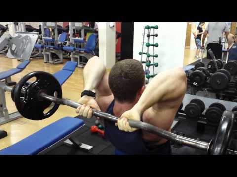 Francisco Covi malhando Tríceps Francês com a Barra W