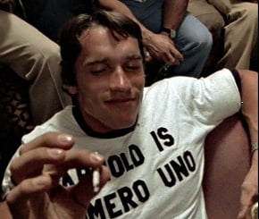 arnold fumando