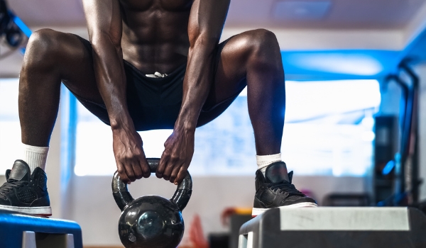 Agachamento sumô com kettlebell