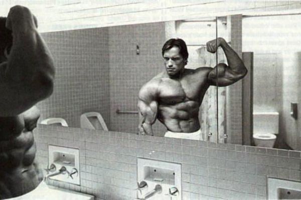 Arnold pose frente ao espelho